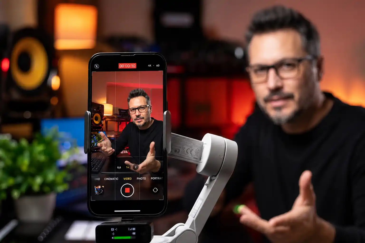 Tales Henn demonstra uma gravação com smartphone em um ambiente de produção audiovisual