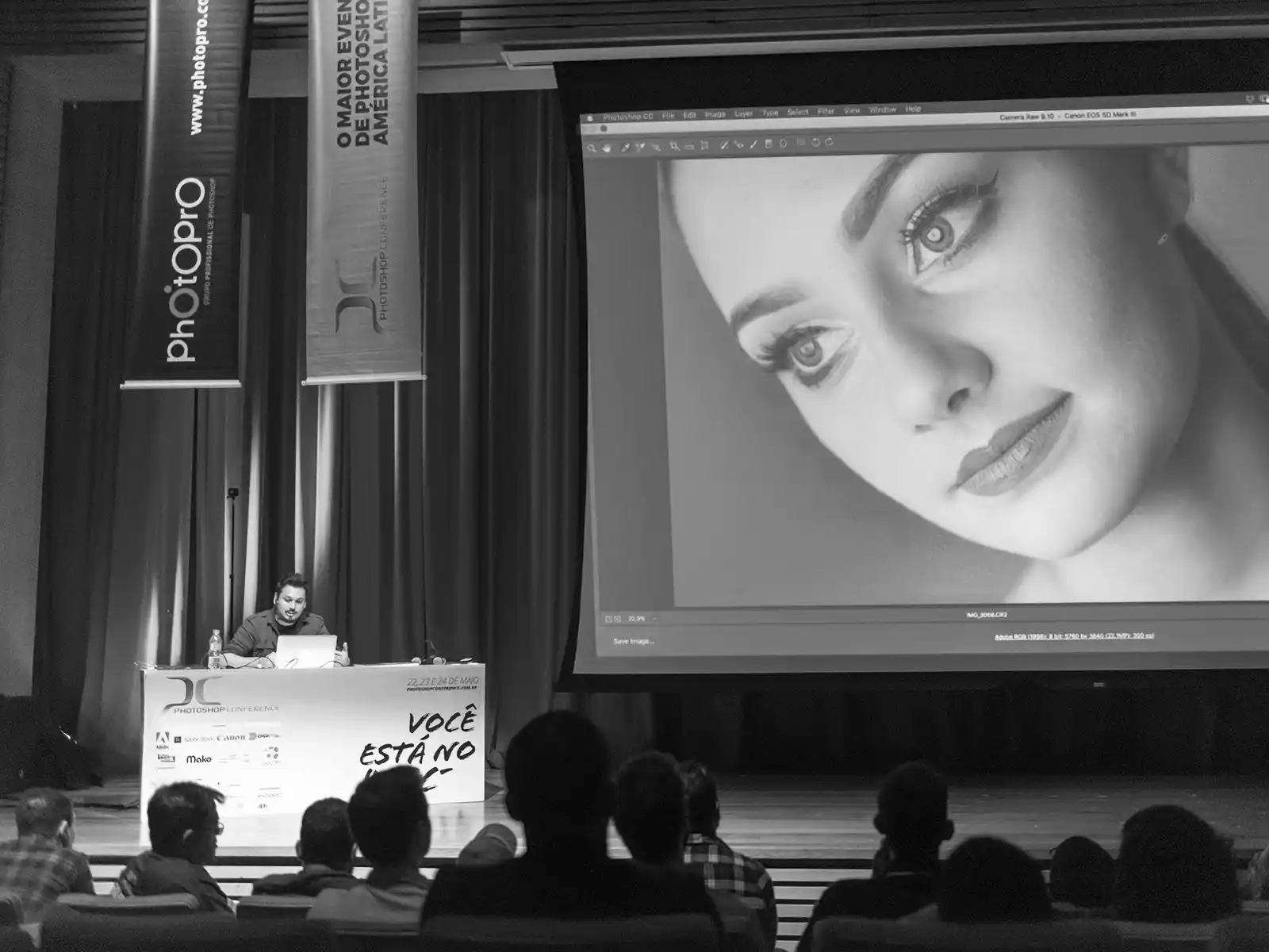 Tales Henn em atividade profissional relacionada à fotografia